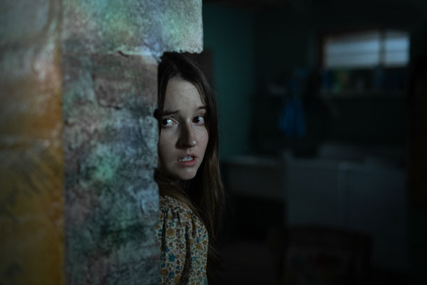 Kaitlyn Dever em cena de "Ninguém Vai Te Salvar"