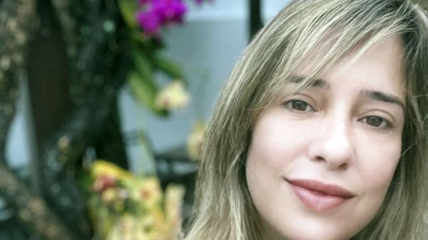 A atriz Paloma Duarte rebateu internautas que comentaram sobre seu rosto inchado