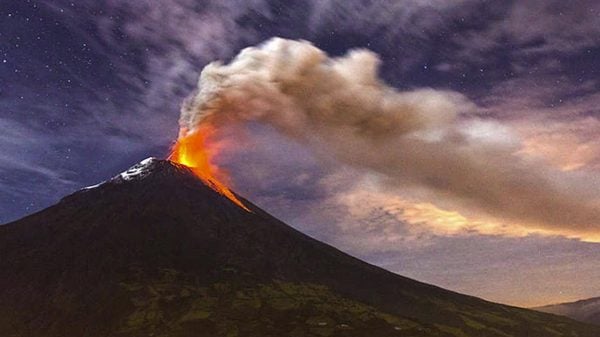 Villarica, o vulcão mais ativo na América do Sul, possui 2.847 metros de altitude e fica na Cordilheira dos Andes