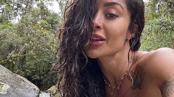 Aline Campos deixou seguidores babando com sua beleza na cachoeira