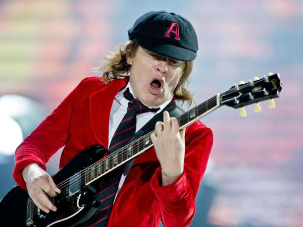 Angus Young é líder do AC/DC e um guitarrista foa do normal