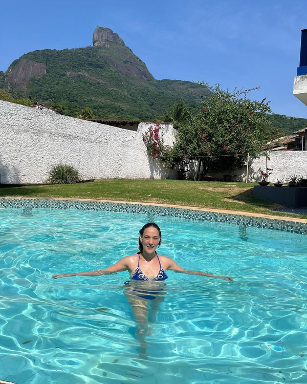Adriana Birolli curte piscina no calor do Rio de Janeiro