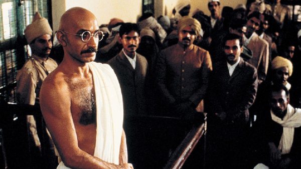 Ben Kingsley como Mohandas Karamchand Gandhi no filme ganhador do Oscar em 1982 (Foto: Reprodução)