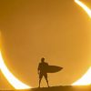 O surfista Ítalo Ferreira, em uma das fotos mais impressionantes do último eclipse solar