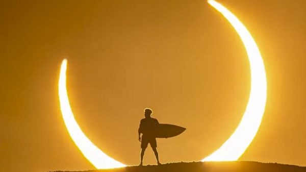 O surfista Ítalo Ferreira, em uma das fotos mais impressionantes do último eclipse solar