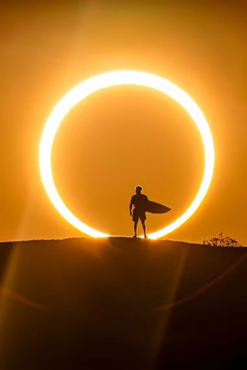 Ítalo Ferreira posa para foto durante eclipse solar do último sábado
