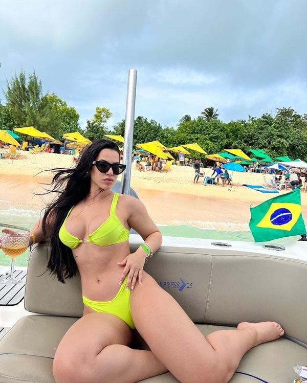 Ex-BBB Larissa Tomásia exibe suas curvas em praia paradisíaca e encanta