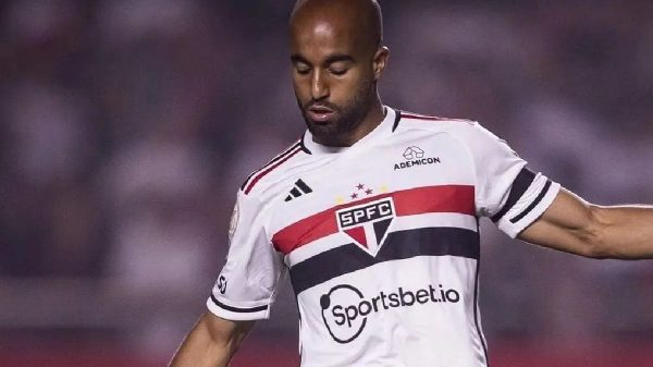 O craque tricolor sentiu o golpe e disse que quer esquecer o "atropelamento" e "vexame" do 5 a 0 (Foto: SPFC Net)