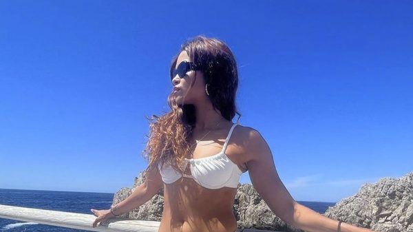 Lucy Alves encanta em foto tirada na Ilha de Capri, na Itália