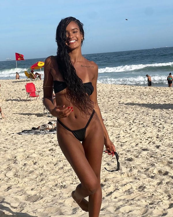Narah Batista encanta posando de biquíni em praia do Rio de Janeiro