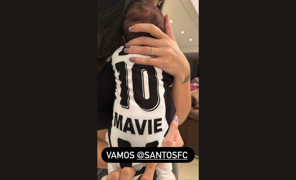 Neymar mostrou Mavie com a camisa do Santos