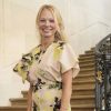 Pamela Anderson decidiu ir sem maquiagem ao Paris Fashion Week e foi celebrada