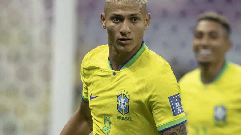 Richarlison "pagou cueca" durante jogo do Brasil e viralizou com memes nas redes