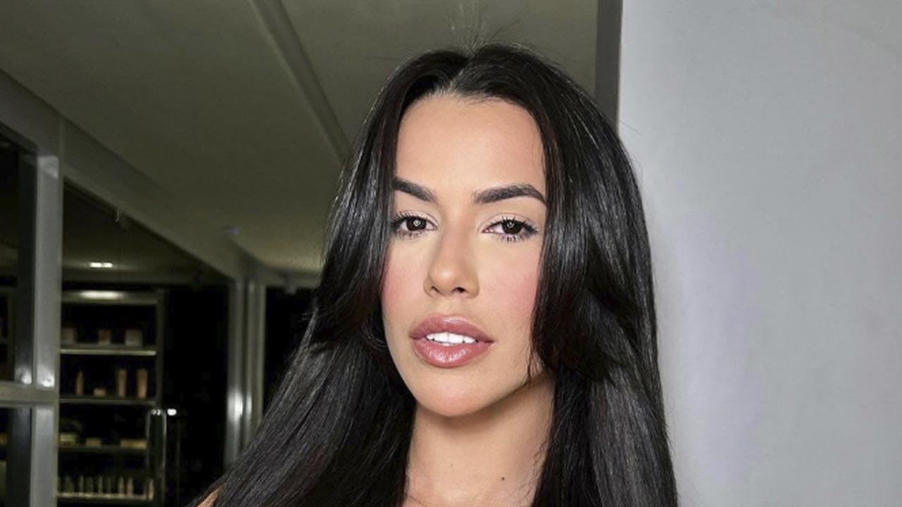 Ex-BBB Larissa Tomásia encantou web em foto com biquíni fio-dental verde neon