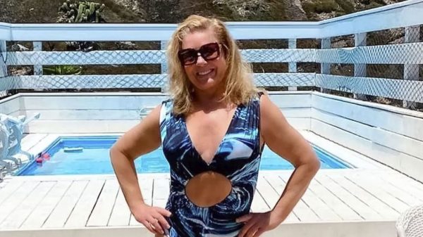 Vera Fischer na piscina de sua cobertura duplex, que está à venda por 6 milhões