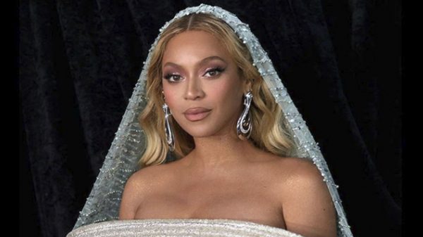 Beyoncé surpreendeu fãs ao surgir platinada em première no fim de semana