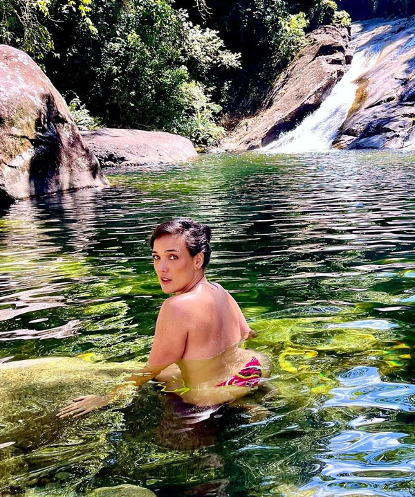 Adriana Birolli curte cachoeira e encanta seguidores com sua beleza