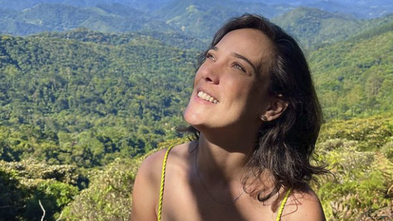 Adriana Birolli denota beleza em dia de cachoeira