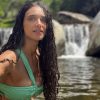 Débora Nascimento surge em cliques na cachoeira e encanta seguidores