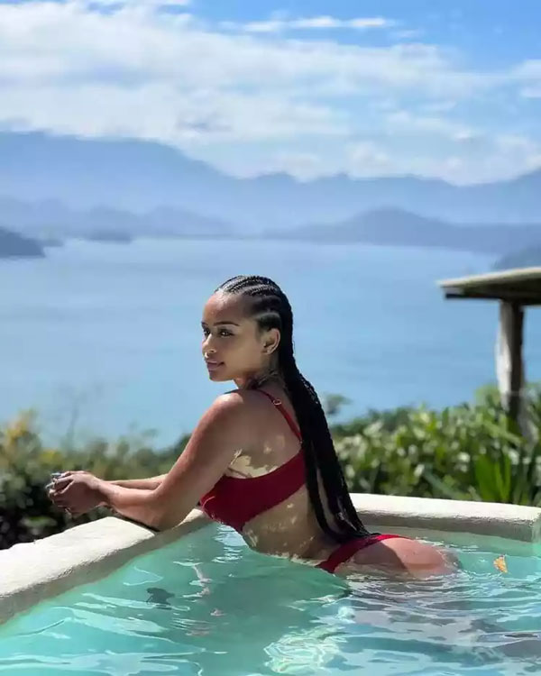 Ex-BBB Natália Deodato curte dia de sol na piscina e encanta