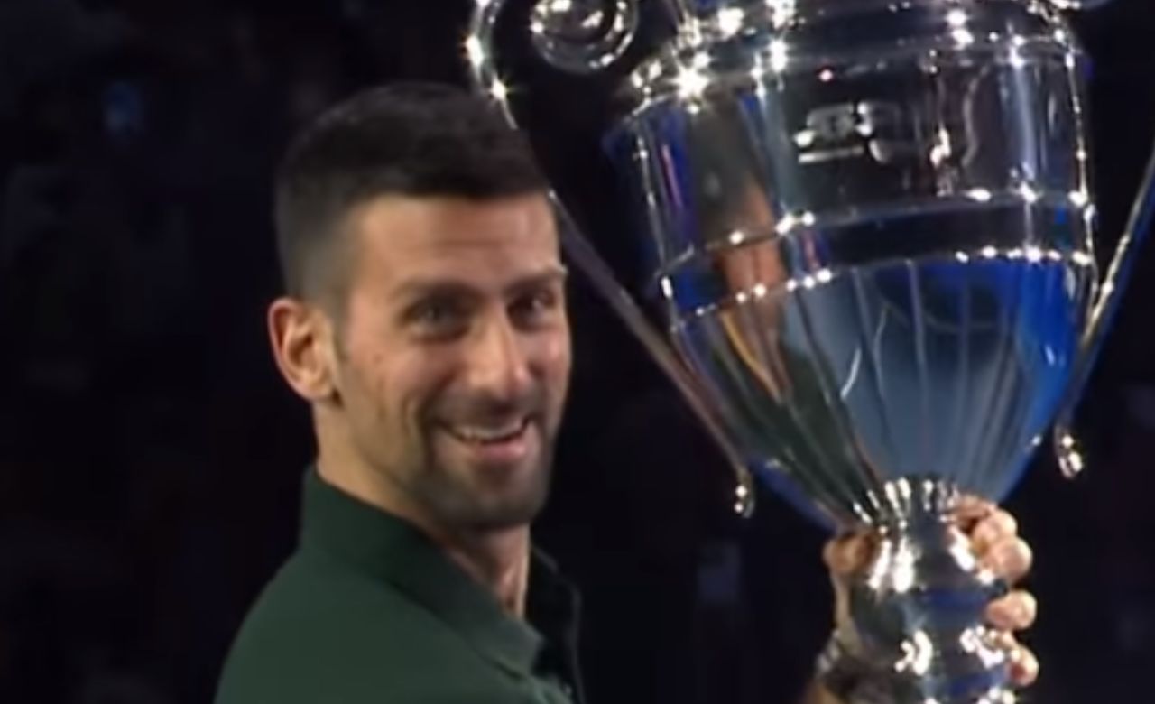 Djokovic com o troféu de número um da temporada