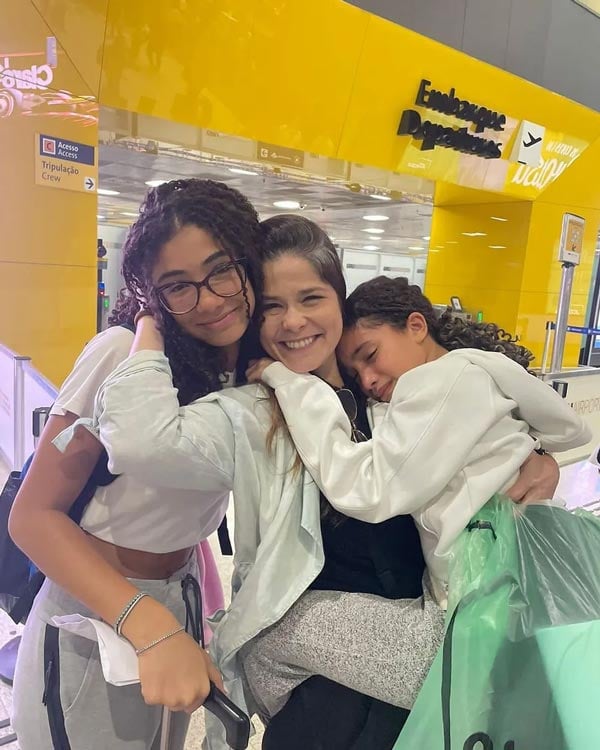 Samara Felippo com as filhas Alicia e Lara