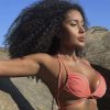 Giovanna Jacobina deixa seguidores de queixo caído com sua boa forma em clique na praia