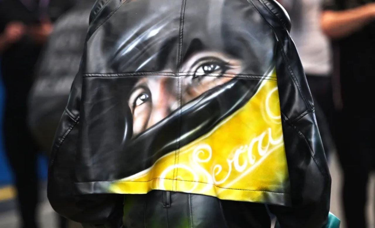 Hamilton com a jaqueta em homenagem para Senna