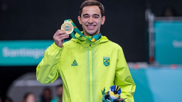 Hugo Calderano posa com a medalha de ouro