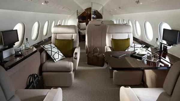 Interior do Falcon 900LX, modelo da cantora Taylor Swift