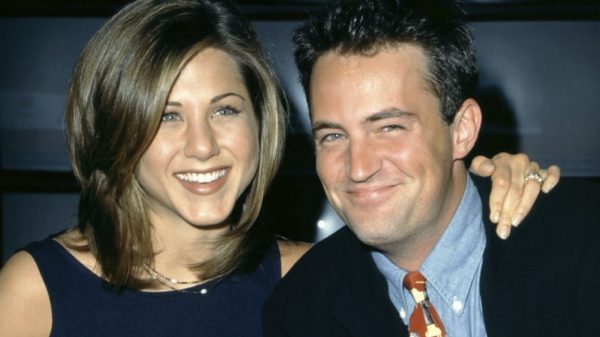 Jennifer Aniston ainda está muito abalada com a morte do amigo Matthew Perry