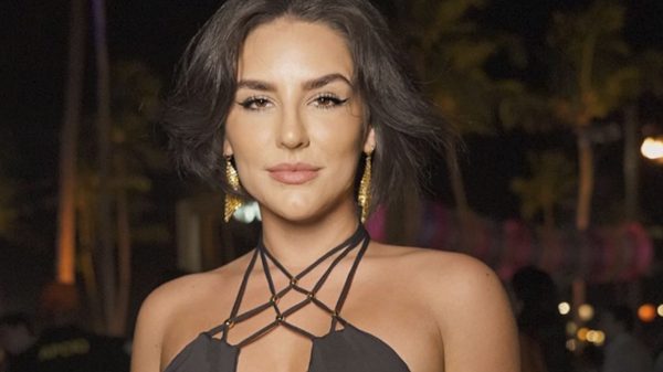 Kéfera Buchmann surpreende com registros de sua forma física atual