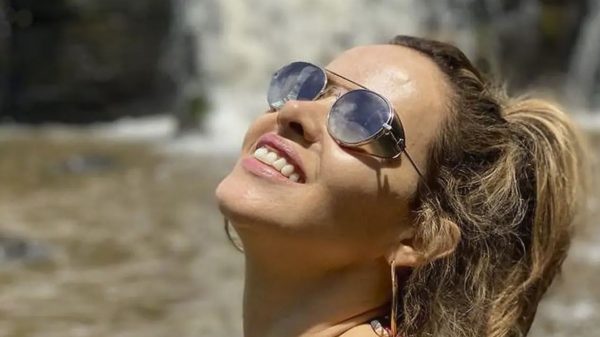 Leona Cavalli deslumbra seguidores ao posar de biquíni em cachoeira