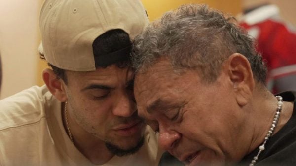 Luis Díaz abraçado com o pai