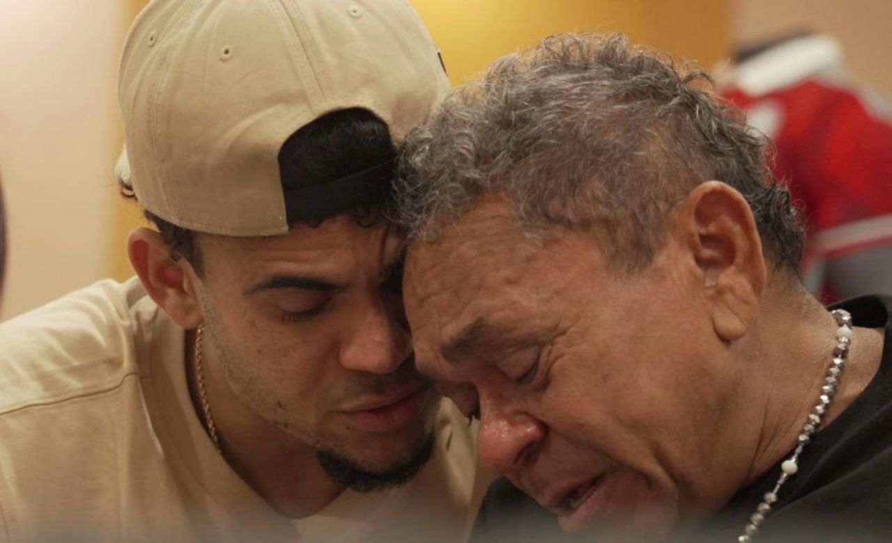 Luis Díaz abraçado com o pai