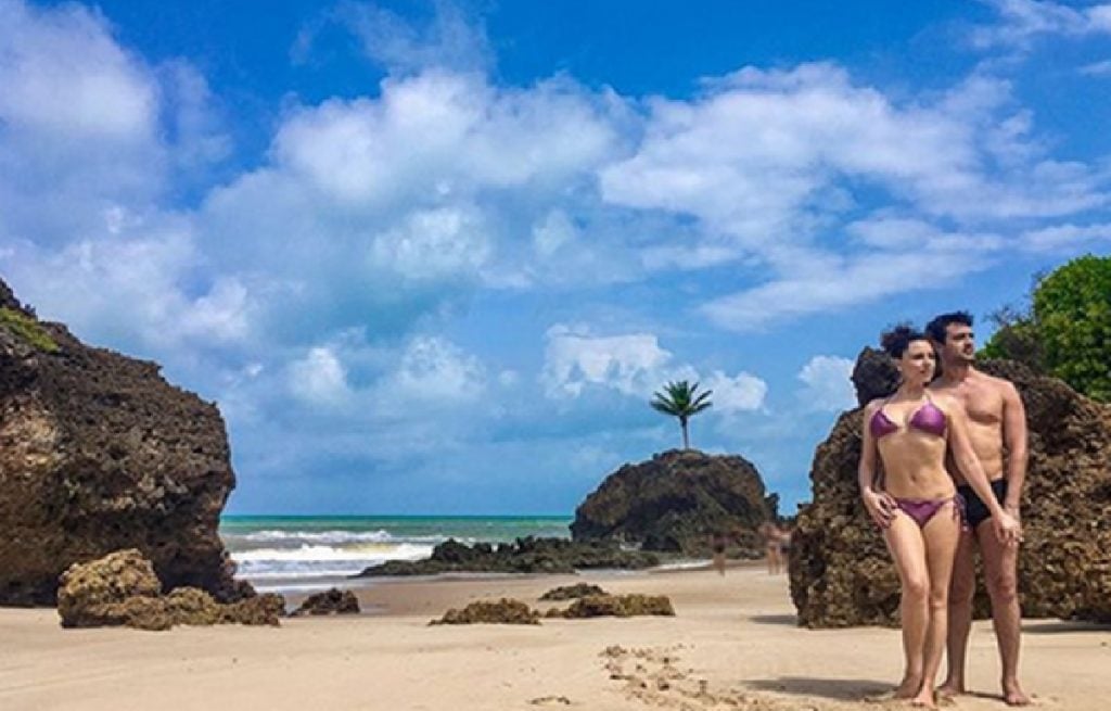 A ex-chiquitita Francis Helena Cozta já posou em ‘vibe naturista’ com o marido, na praia de Tambaba, na Paraíba (Foto: Reprodução/Instagram)