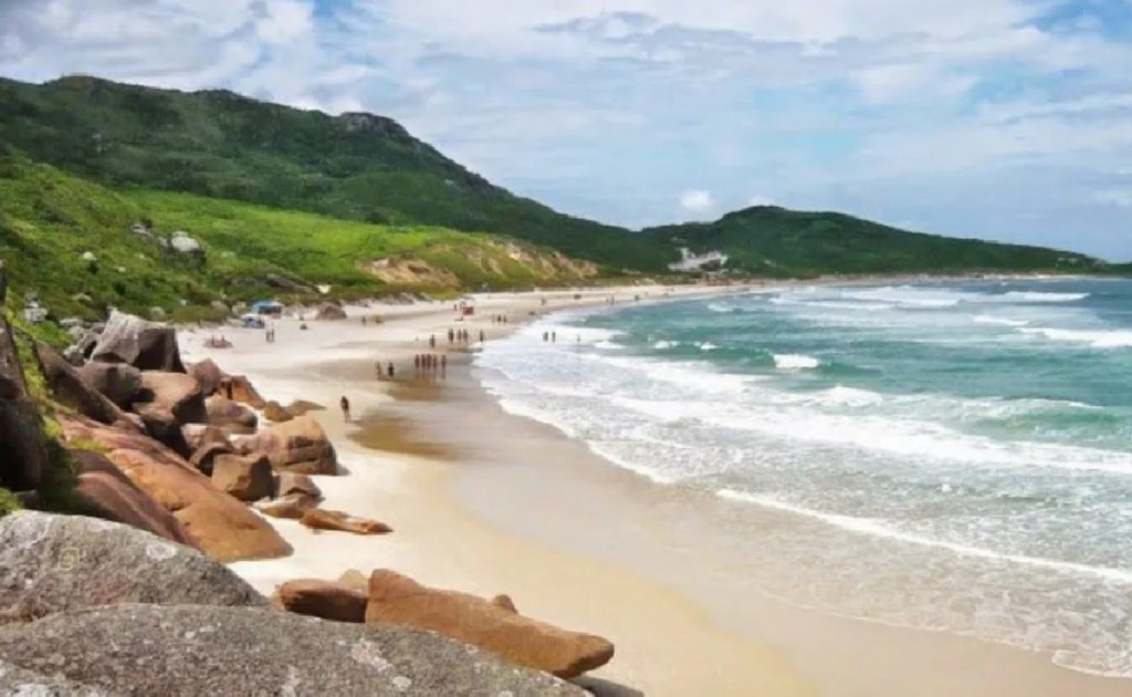 Praia de nudismo de Galheta, em Florianópolis/SC (Foto: PMF/Divulgação)