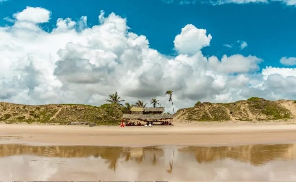 Praia de nudismo de Massarandupió, em Entre Rios/BA (Foto: A.Coelho/Flickr)