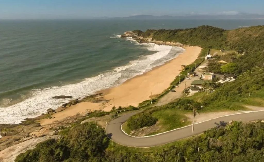 Praia de nudismo de Pinho, em Balneário Camboriú/SC (Foto: PMBC/Divulgação)