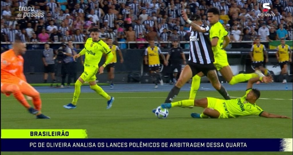Para PC Oliveira (Sportv) Rony foi na bola, e até recolheu a perna pra evitar contato com Tiquinho, portanto NÃO foi pênalti (Reprodução/TV)