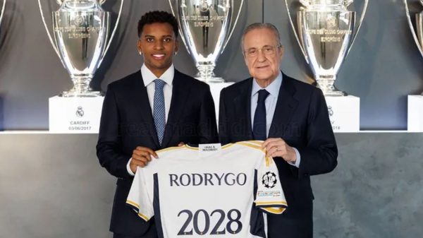 Rodrygo assinou novo contrato até 2028