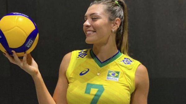 Rosamaria, craque da seleção de vôlei, mostra que também bate um bolão fora das quadras