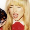Sabrina Carpenter, que abre os shows de Taylor Swift, lança EP em clima natalino