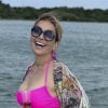 Solange Almeida encantou seus milhões de fãs ao compartilhar registros de biquini em passeio de barco