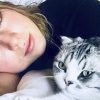 Taylor com sua gata Olivia Benson: pet milionário e parceiro de trabalhos