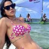 Larissa Tomásia ostenta boa forma cima de jangada e ganha elogios