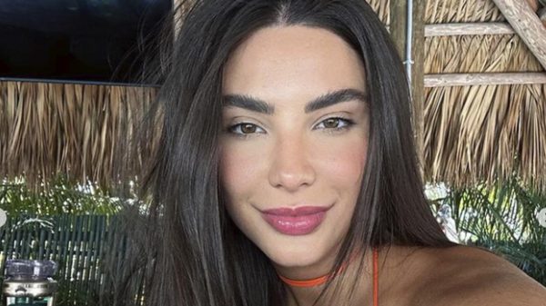 Gabriela Versiani encantou seguidores com corpaço em registro de biquíni tangerina de sua marca