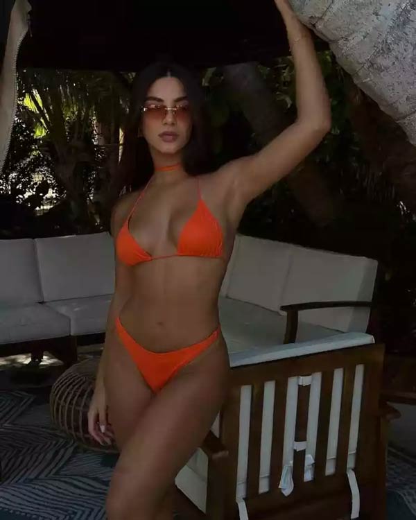 Gabriela Versiani encanta posando com biquíni tangerina