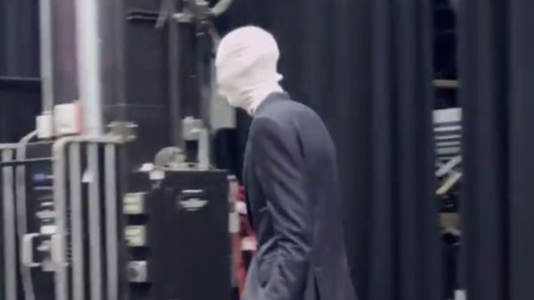 Wembanyama fantasiado de Slenderman