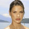 Andressa Suíta encantou internautas com ensaio realizado na praia e vestido de luxo